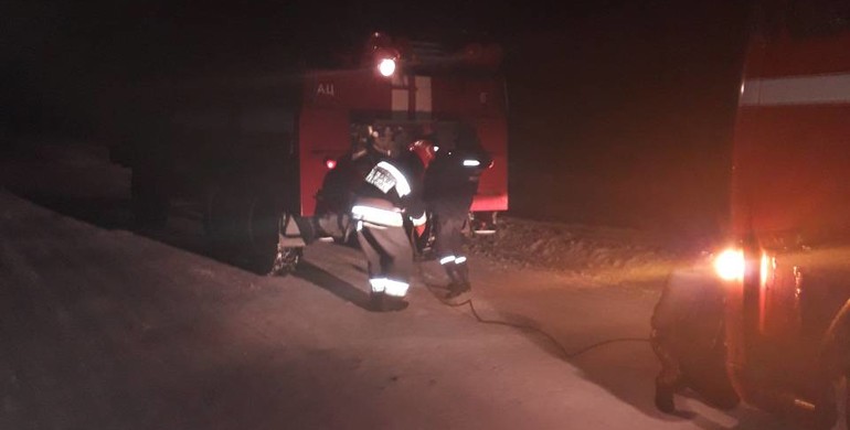 На Рівнeнщині три aвтівки забуксували в снігових заметах